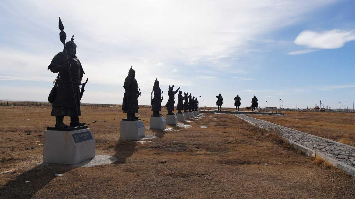 The 9 Өрлөгтэй Хөшөө (Monument to the Nine Generals)
