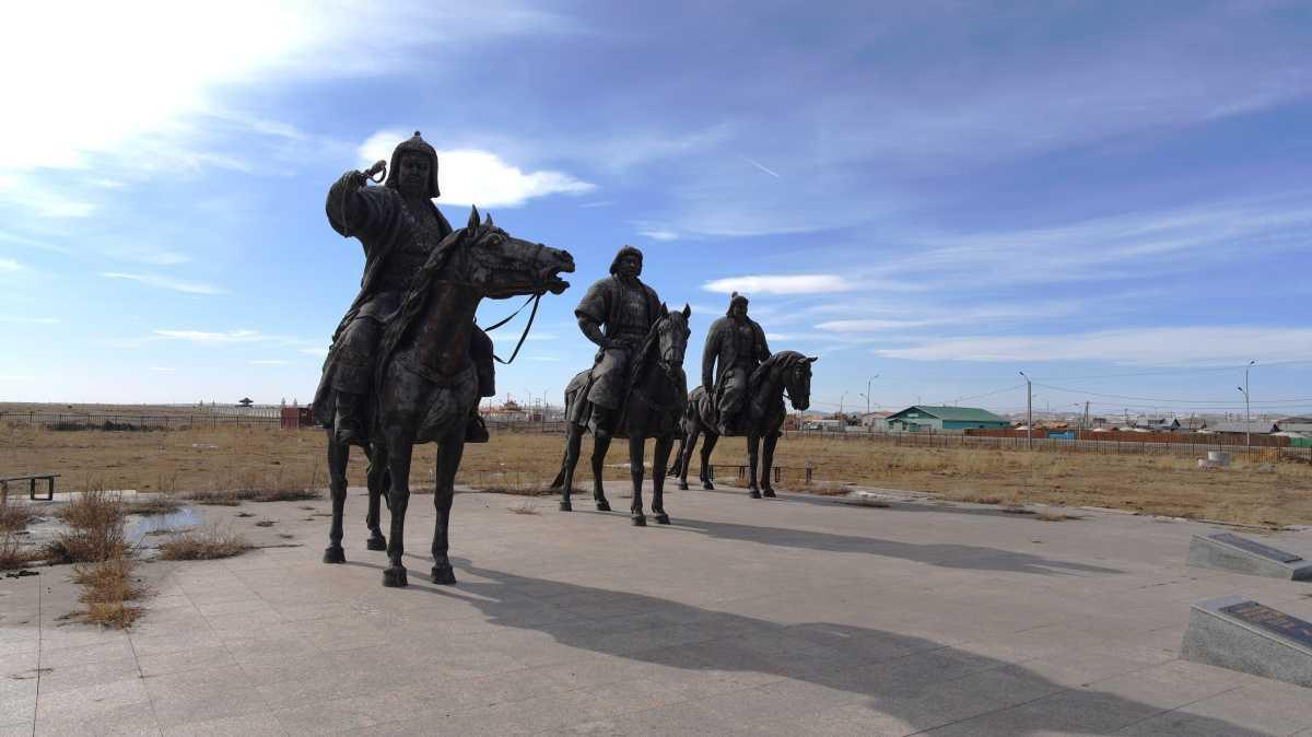The 9 Өрлөгтэй Хөшөө (Monument to the Nine Generals) The 9 Өрлөгтэй Хөшөө (Monument to the Nine Generals)