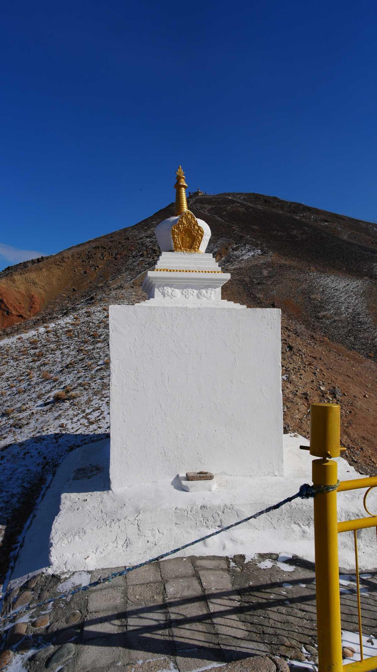 Khan Bayanzurkh Mountain: Climbing the Sacred Peak of the Gobi Khan Bayanzurkh Mountain: Climbing the Sacred Peak of the Gobi