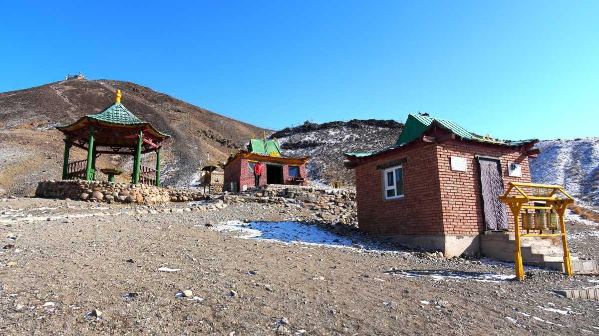 Khan Bayanzurkh Mountain: Climbing the Sacred Peak of the Gobi Khan Bayanzurkh Mountain: Climbing the Sacred Peak of the Gobi