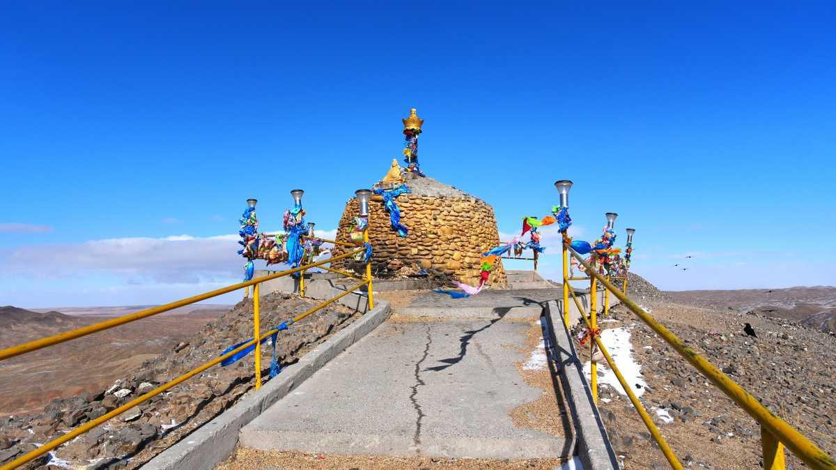 Khan Bayanzurkh Mountain: Climbing the Sacred Peak of the Gobi Khan Bayanzurkh Mountain: Climbing the Sacred Peak of the Gobi
