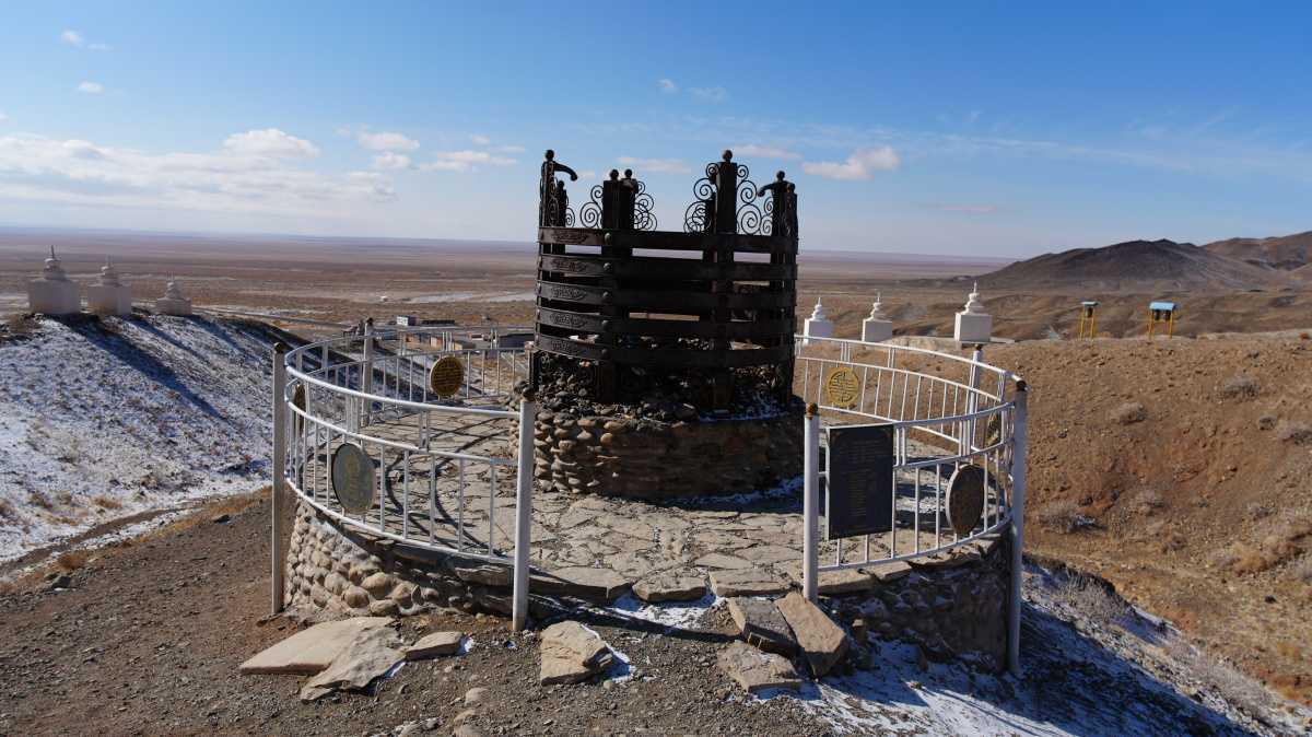 Khan Bayanzurkh Mountain: Climbing the Sacred Peak of the Gobi Khan Bayanzurkh Mountain: Climbing the Sacred Peak of the Gobi