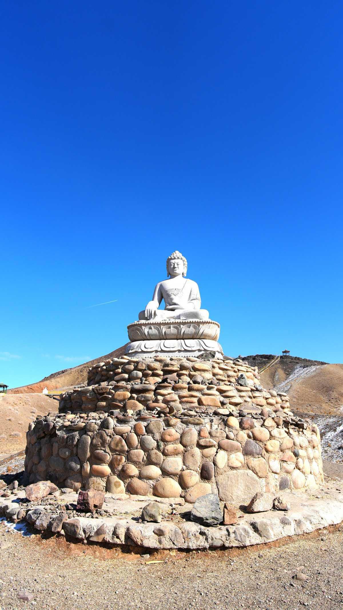 Khan Bayanzurkh Mountain: Climbing the Sacred Peak of the Gobi Khan Bayanzurkh Mountain: Climbing the Sacred Peak of the Gobi