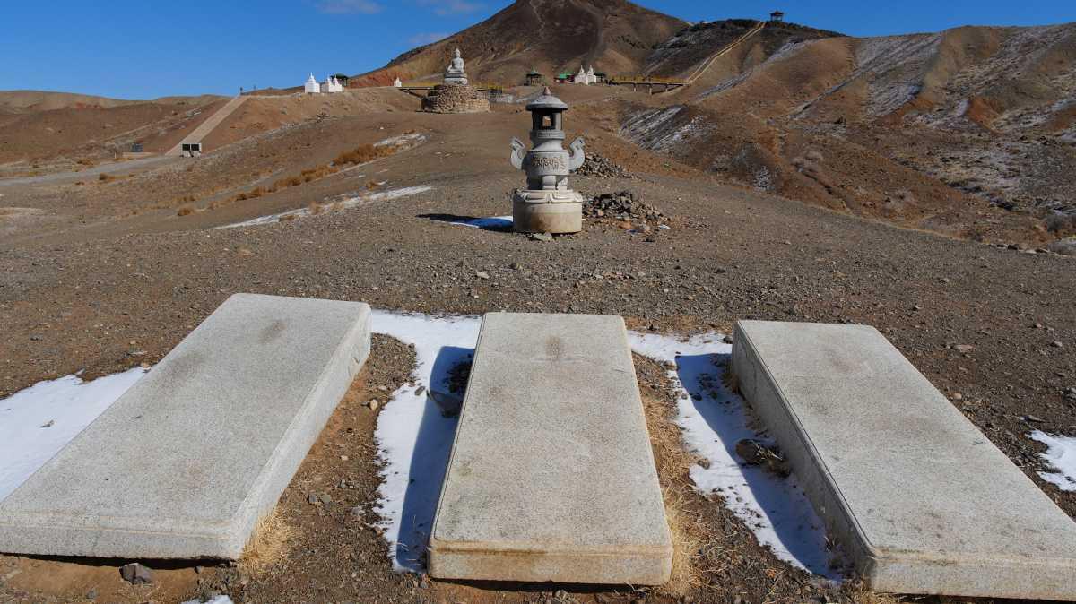 Khan Bayanzurkh Mountain: Climbing the Sacred Peak of the Gobi Khan Bayanzurkh Mountain: Climbing the Sacred Peak of the Gobi