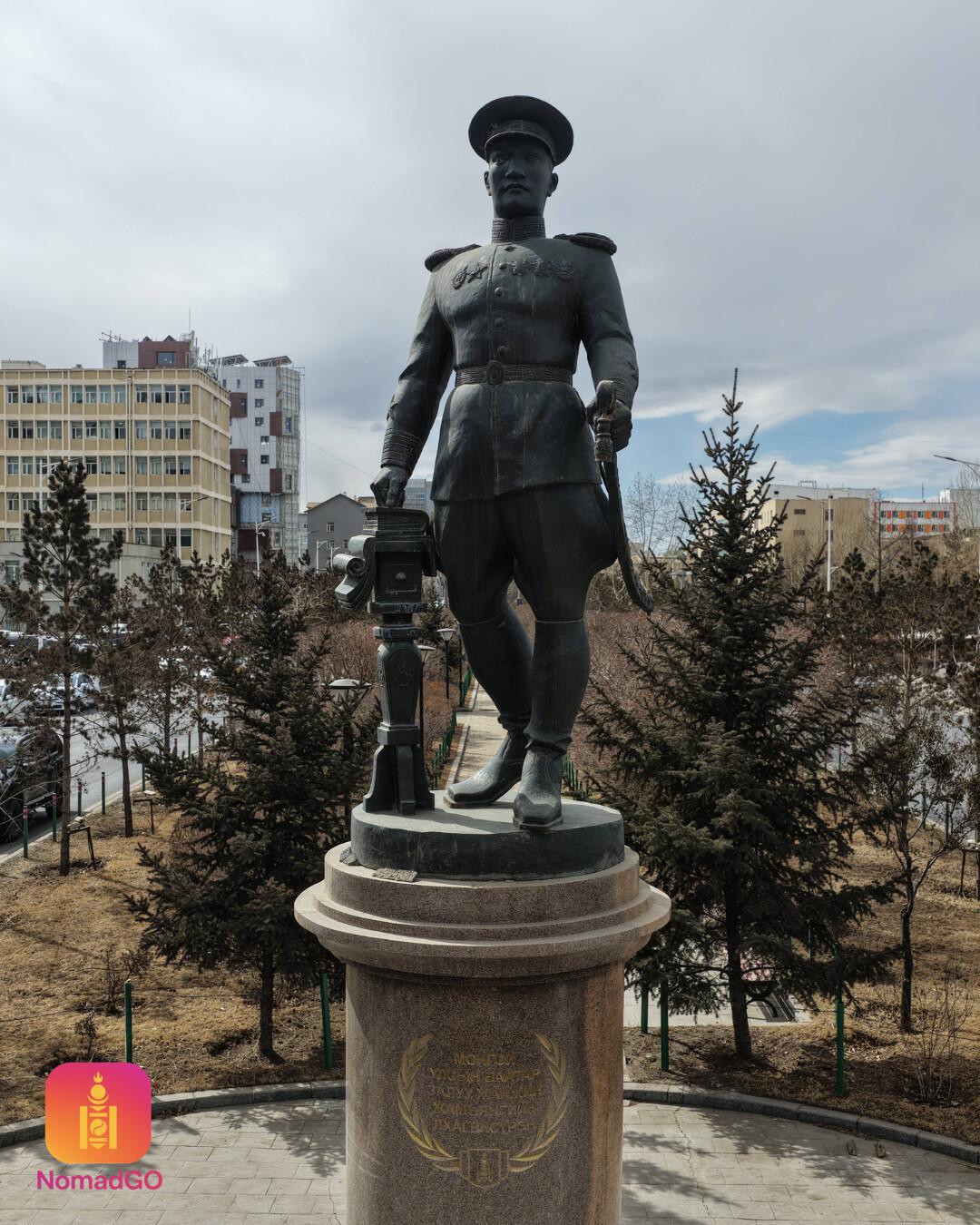 Jamyangiin Lhagvasuren Statue