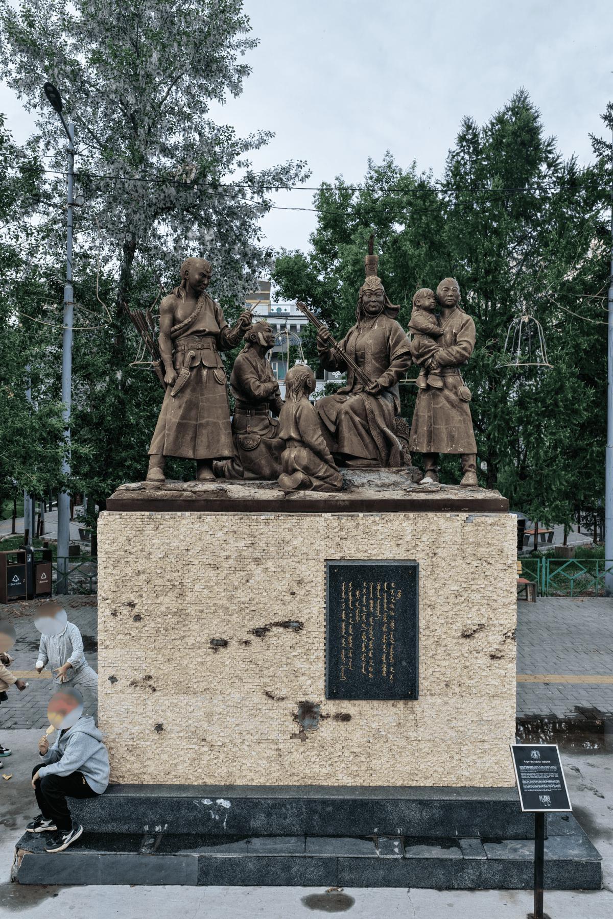 Monument to mother Alungoo Monument to mother Alungoo