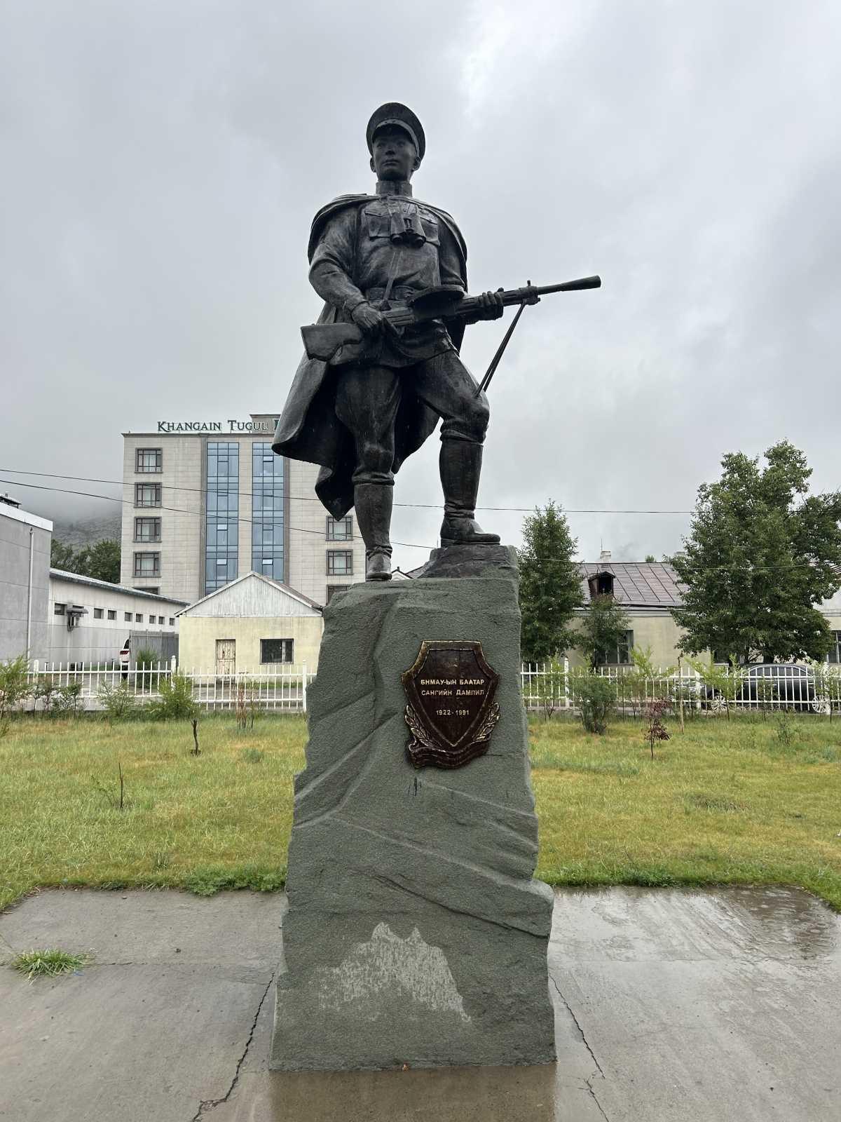 Sangiin Damdin Monument