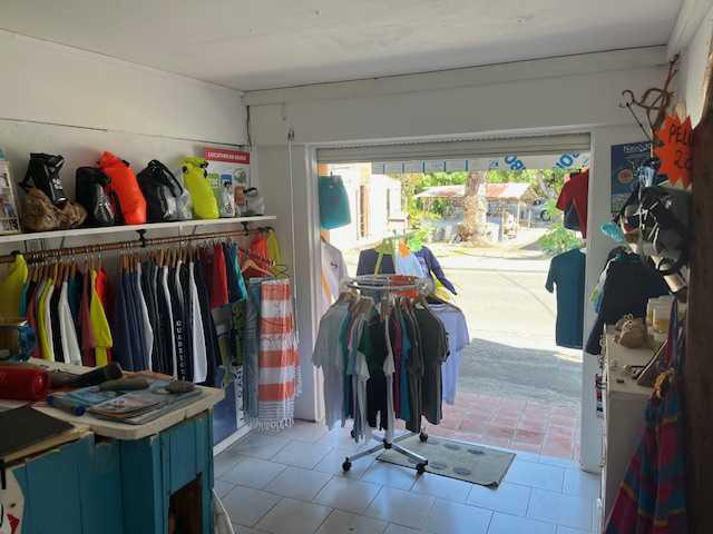 CARIBBEAN COLORS - Custom T-shirt shop offering customizable UV-protective T-shirts and screen printing services for individuals, businesses, and organizations