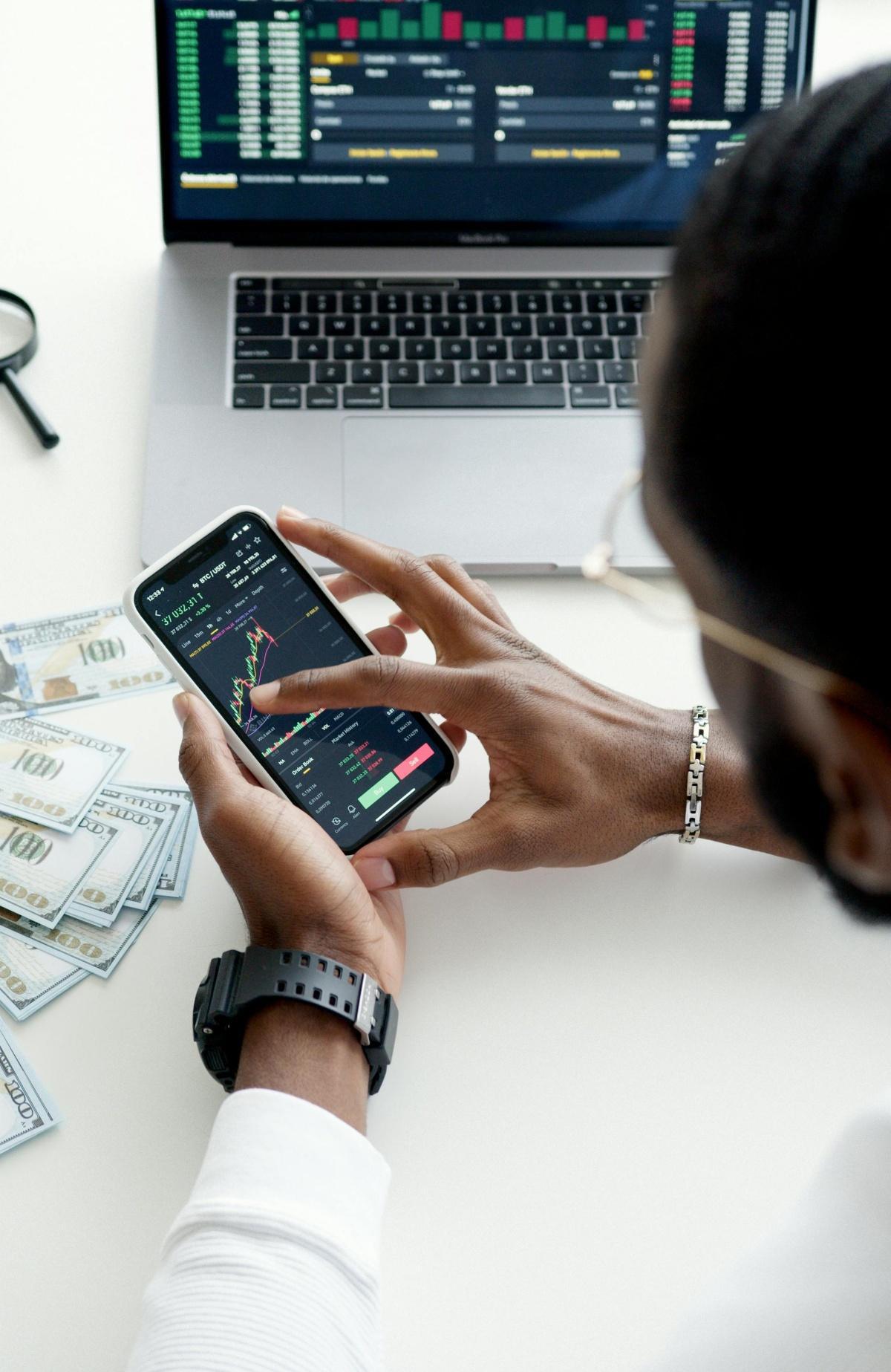 BANKS & FINANCIAL SERVICES