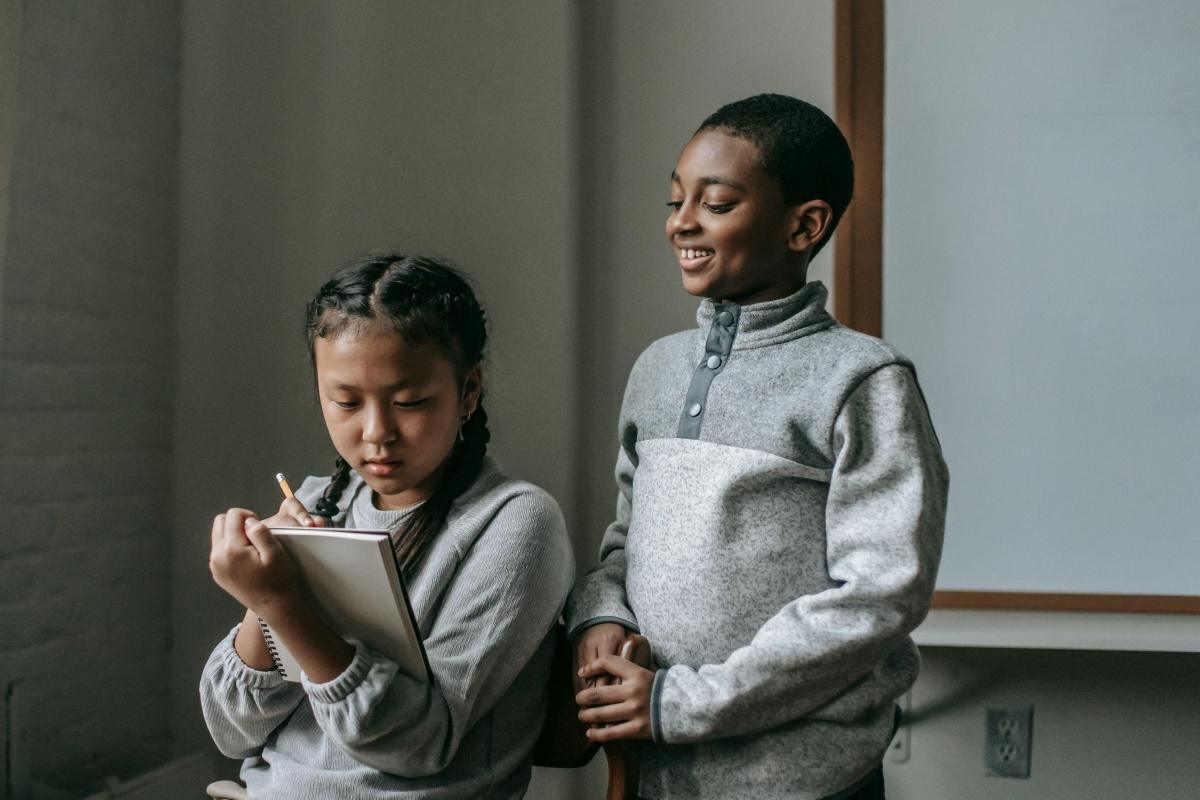 CHILDREN'S CLOTHES & SHOES