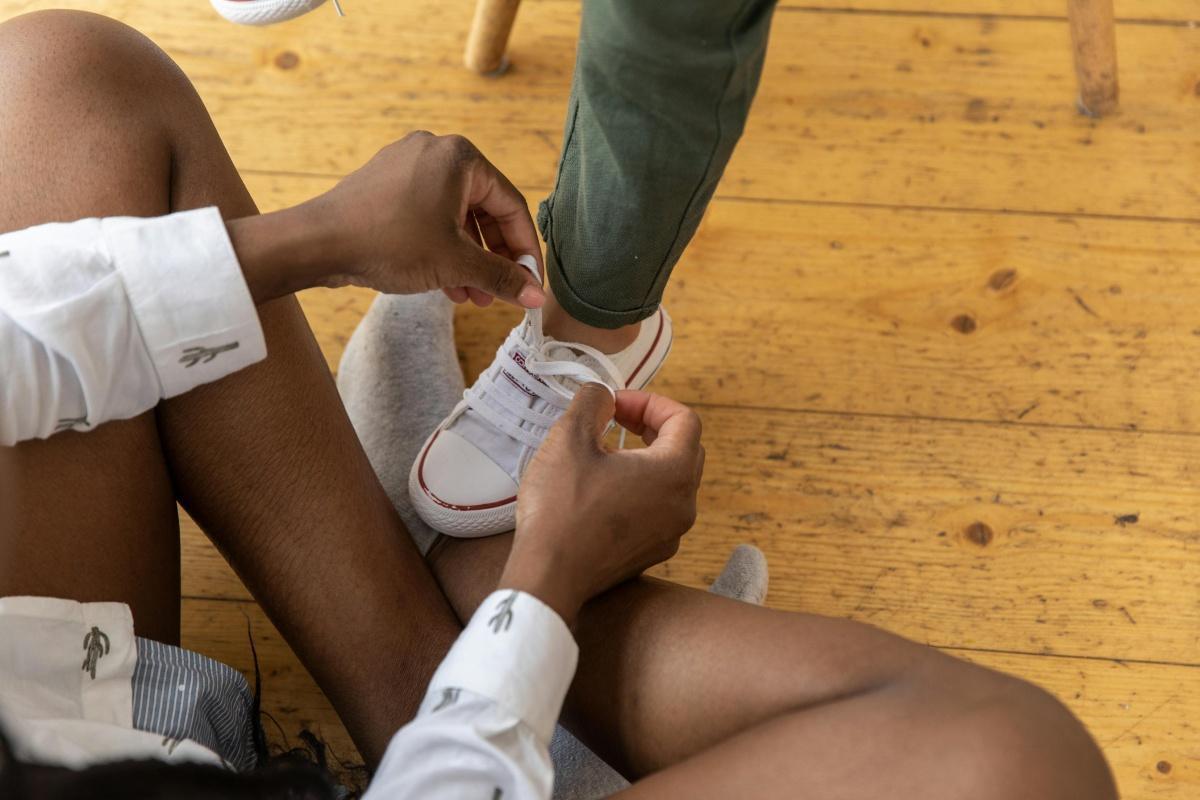 CHILDREN'S CLOTHES & SHOES