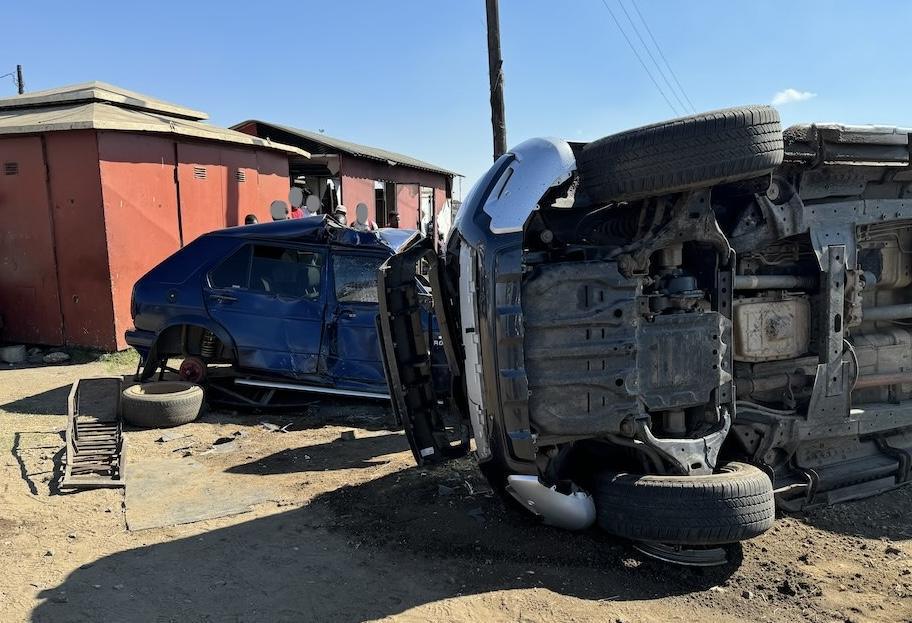 Three minor pedestrians and a man injured when bakkie overturns