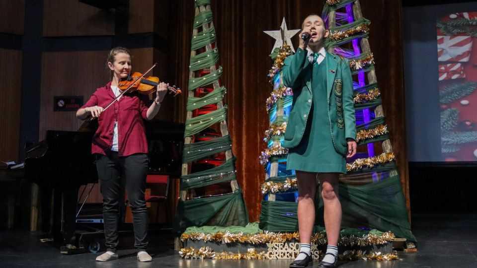 Kerssangdiens laat Erries met warm harte Kerssangdiens laat Erries met warm harte
