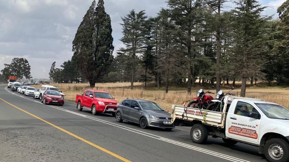 Fallen Tree on N17 Kills Two, Injures Several Near Nooitgedacht Centre Fallen Tree on N17 Kills Two, Injures Several Near Nooitgedacht Centre