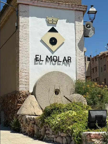 Mur avec les symboles de El Molar : la meule en pierre