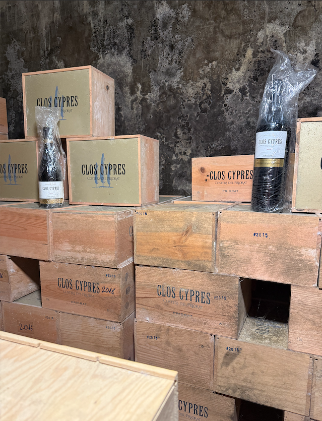 Caisses de vin à la cave