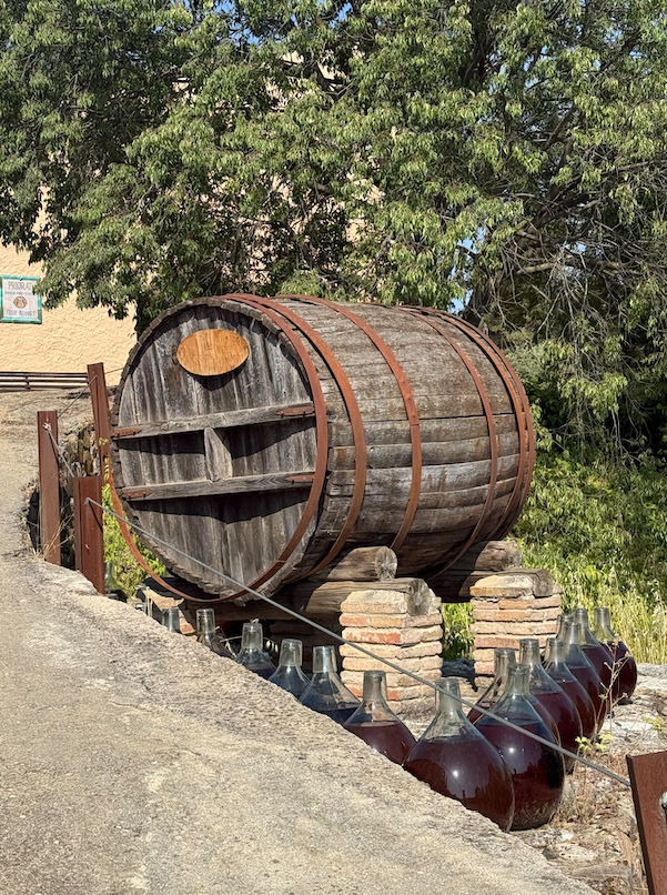 Detalle de entrada a una de las bodegas