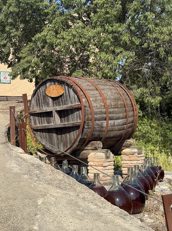 Detalle de entrada a una de las bodegas