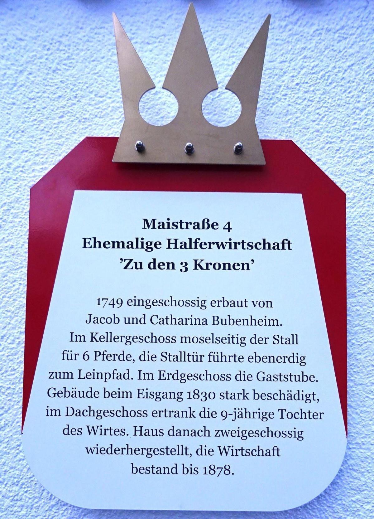 Neues Kronenschild am Haus Maistraße 4 Neues Kronenschild am Haus Maistraße 4