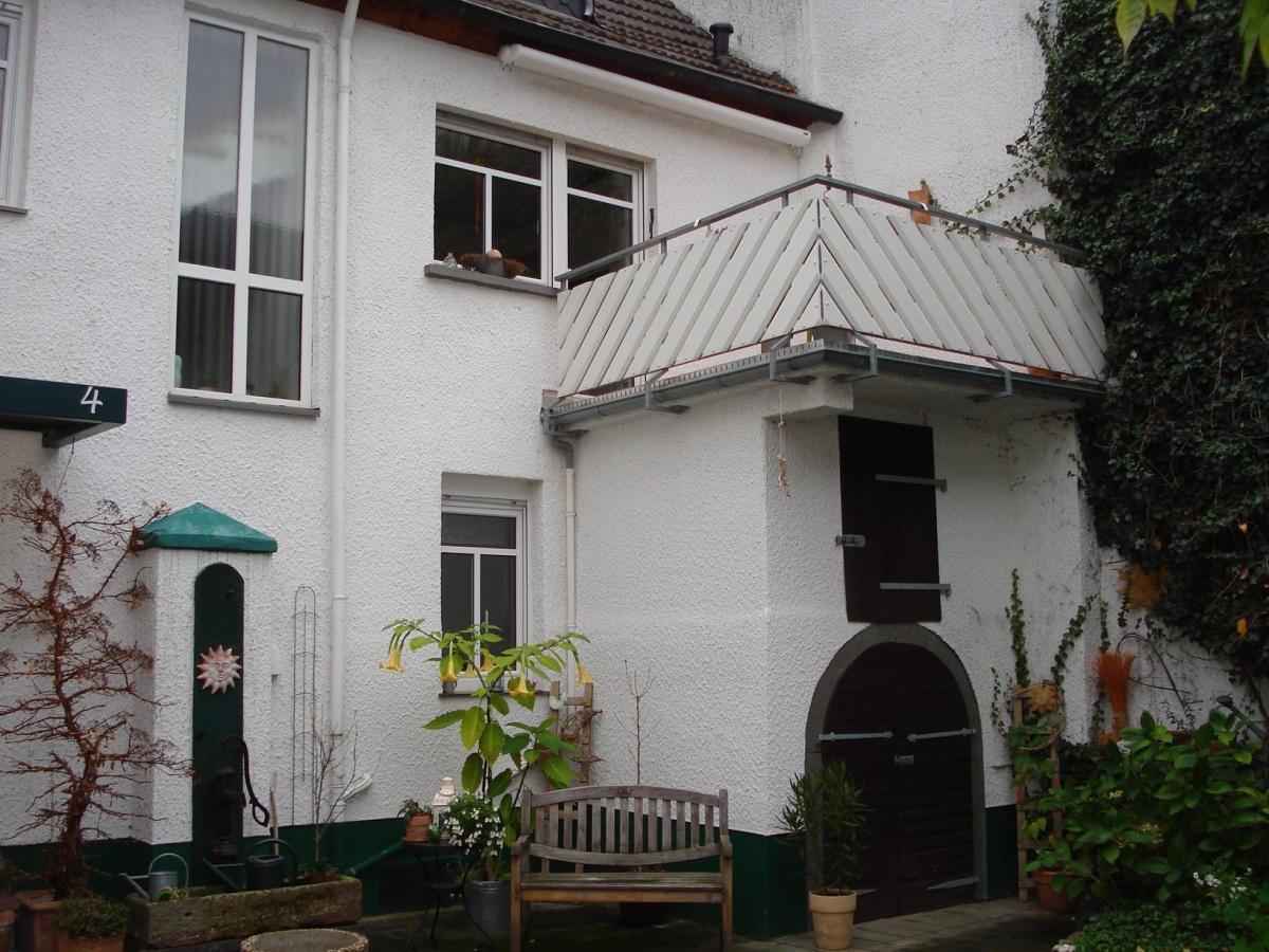 Neues Kronenschild am Haus Maistraße 4