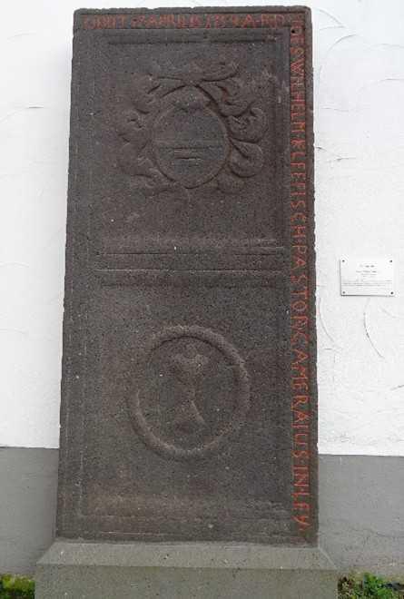 Eine Grabplatte mit interessantem Hintergrund Eine Grabplatte mit interessantem Hintergrund