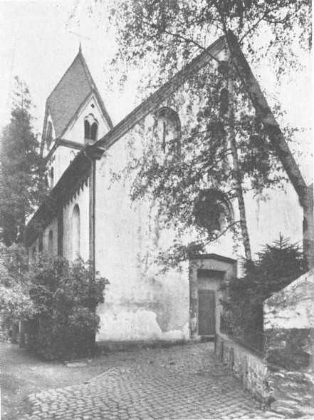 Eine Grabplatte mit interessantem Hintergrund Eine Grabplatte mit interessantem Hintergrund