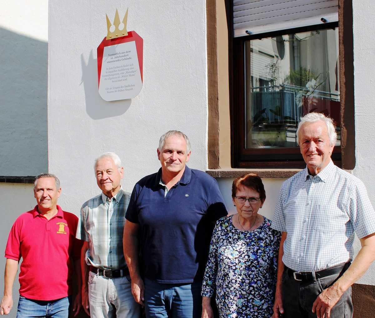 Neue „Kronenschilder“ in Lay