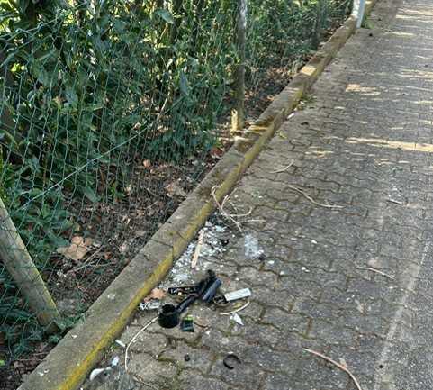 Müll an und auf dem Spielplatz Müll an und auf dem Spielplatz