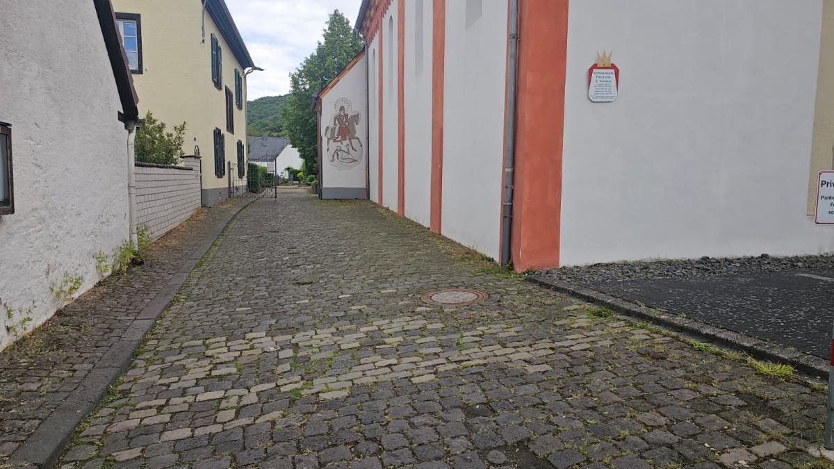 Neues aus dem Pfarrbezirk St. Martinus - Zuwegung Friedhof Neues aus dem Pfarrbezirk St. Martinus - Zuwegung Friedhof