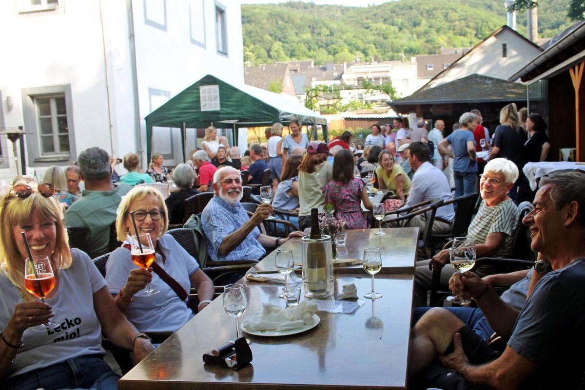Wein im Dorf lockte zahlreiche Besucher nach Lay Wein im Dorf lockte zahlreiche Besucher nach Lay