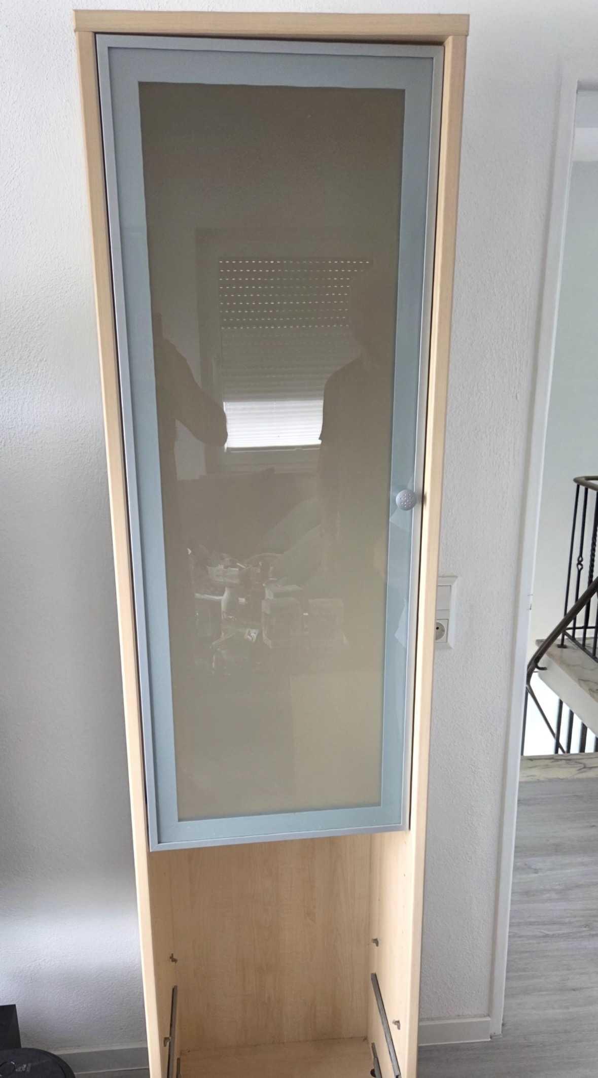 Glasvitrine + 2 Schubladen zu verschenken 