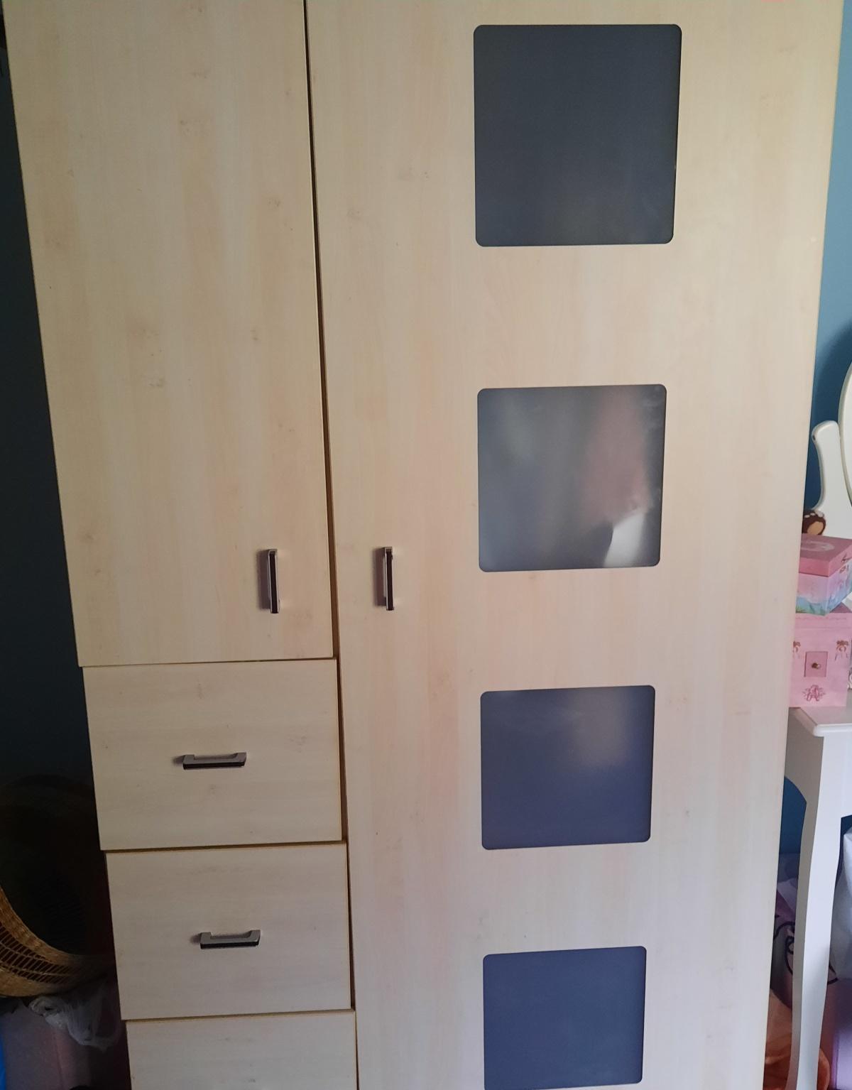  Kleiderschrank zu verkaufen 