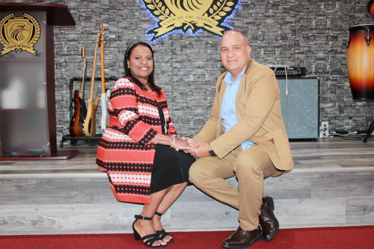 Pastores Arturo y Carmen Lantigua