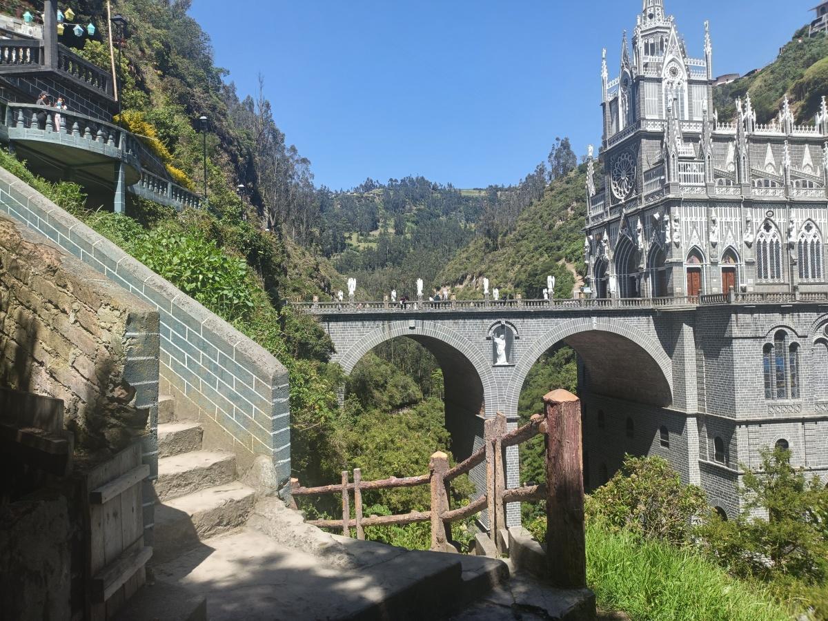 Santuario de Las Lajas visto de día Santuario de Las Lajas visto de día