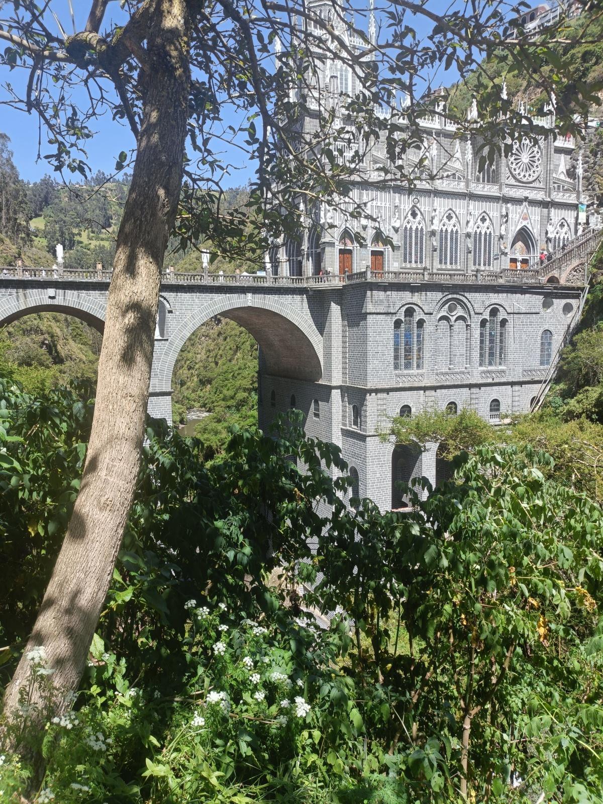 Santuario de Las Lajas visto de día Santuario de Las Lajas visto de día
