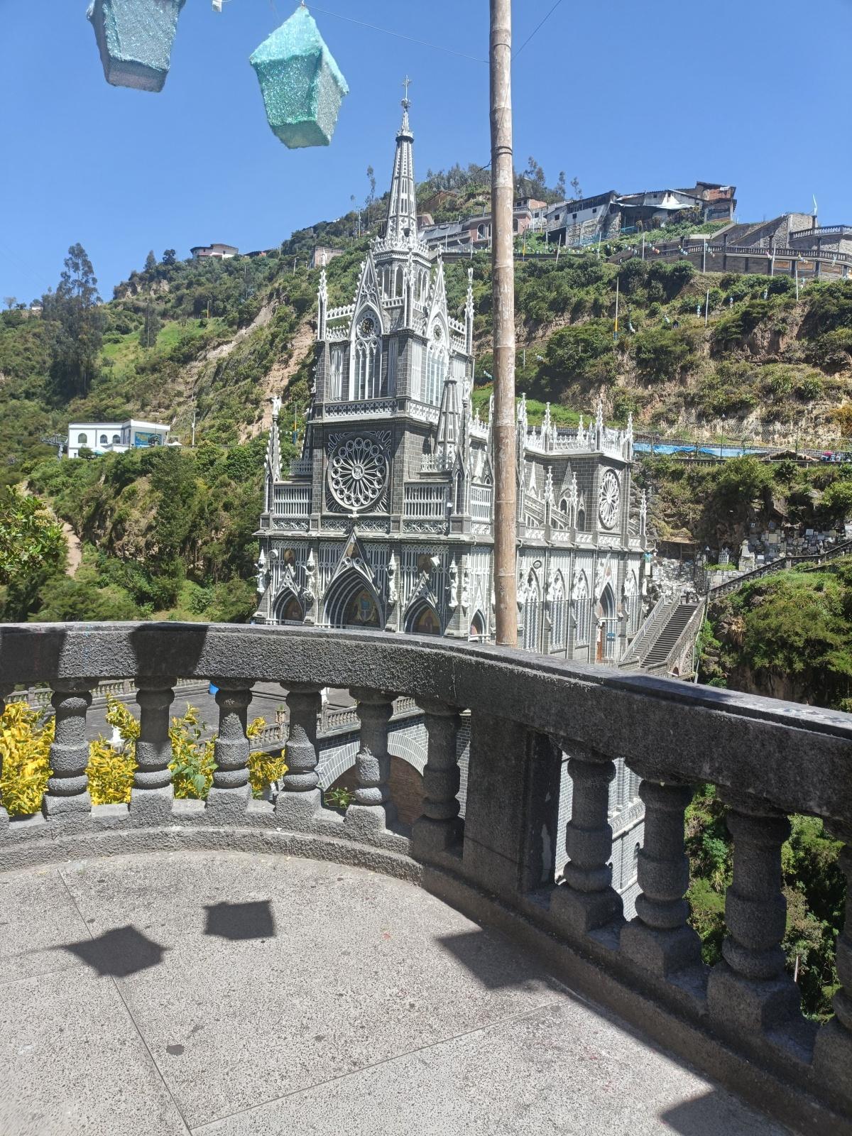 Santuario de Las Lajas visto de día Santuario de Las Lajas visto de día