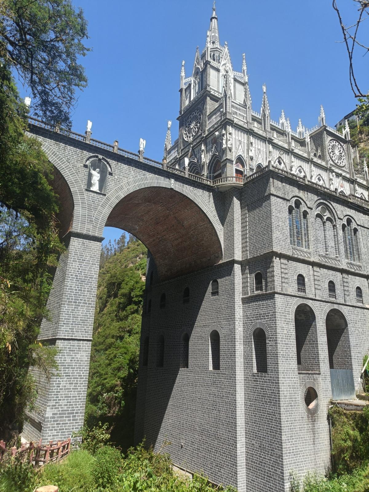 Santuario de Las Lajas visto de día Santuario de Las Lajas visto de día