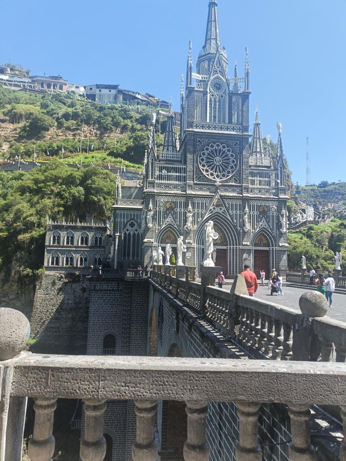 Santuario de Las Lajas visto de día Santuario de Las Lajas visto de día