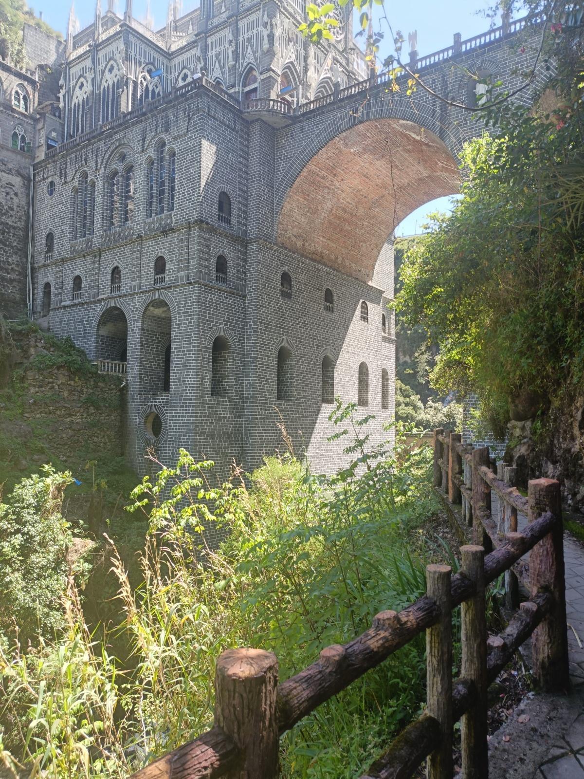 Santuario de Las Lajas visto de día Santuario de Las Lajas visto de día