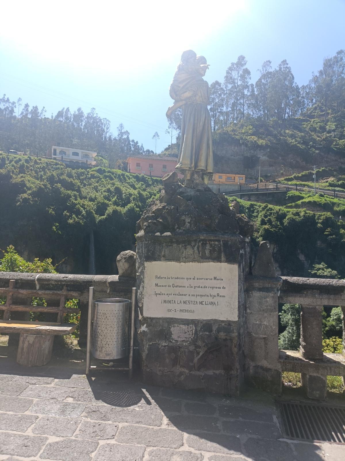 Escultura de la indígena María Mueses y su hija Rosa Escultura de la indígena María Mueses y su hija Rosa