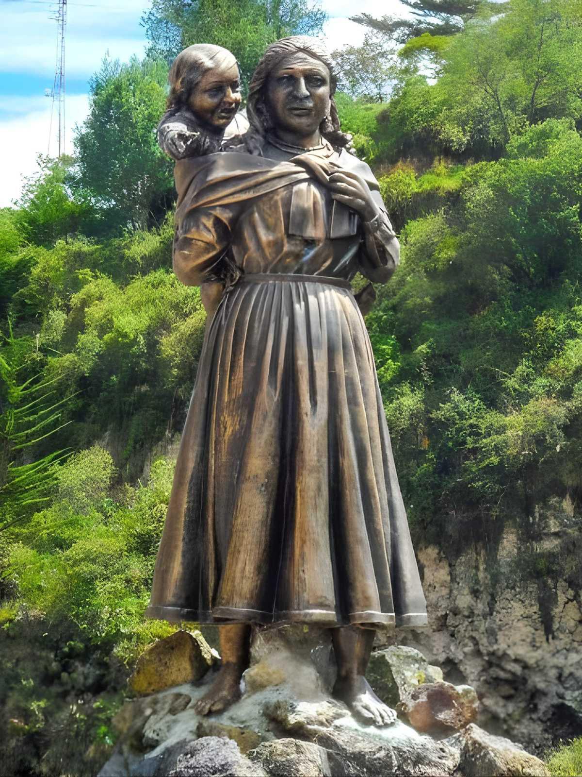 Escultura de la indígena María Mueses y su hija Rosa Escultura de la indígena María Mueses y su hija Rosa
