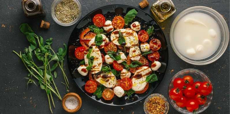  TOMATO AND MOZZARELA SALAD / ITALIAN/