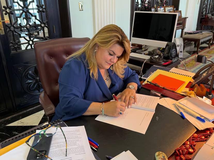 Una de cal y otra de arena: Jenniffer González firma medidas, pero veta otras de senadores del PNP