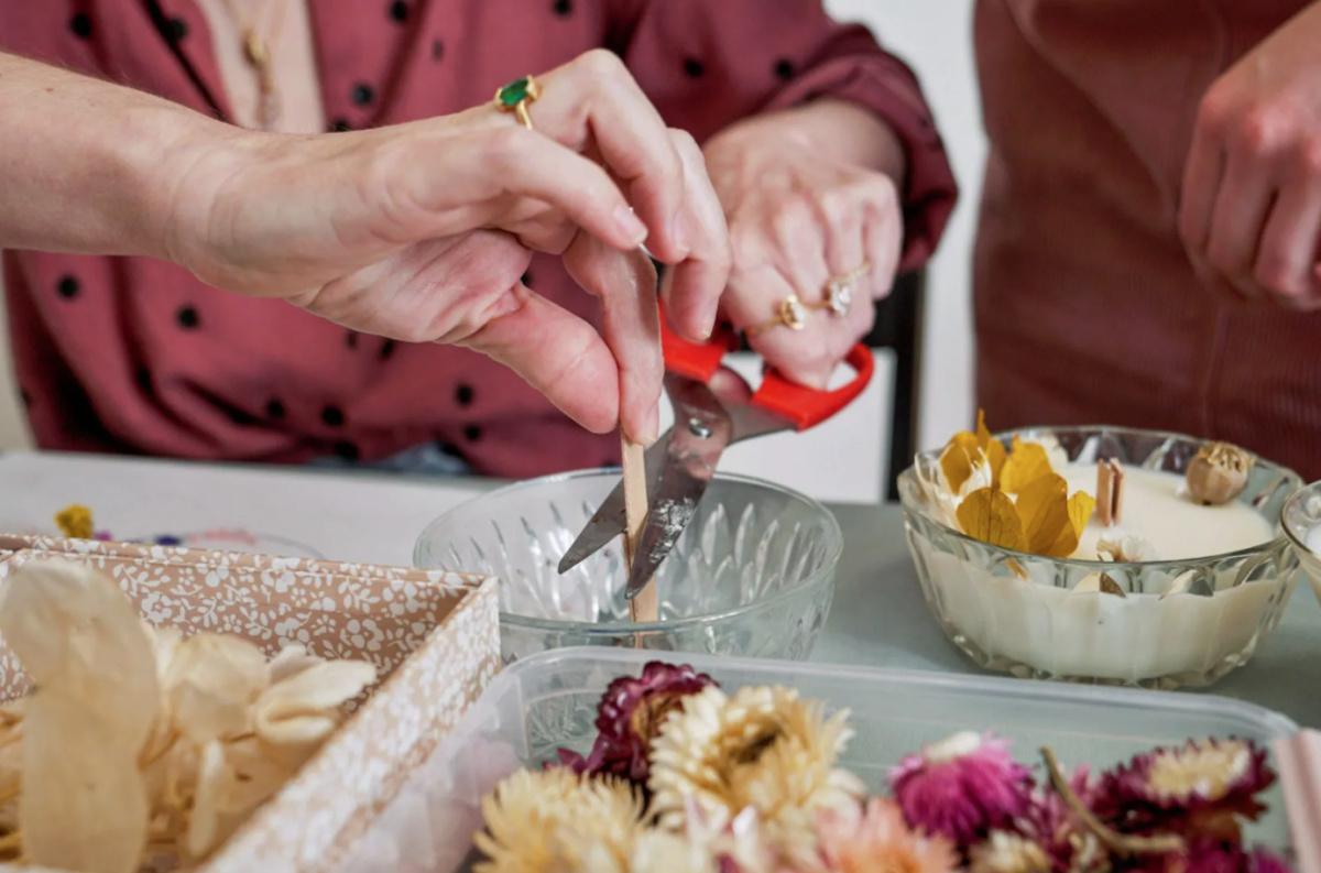 🕯️ Crée ta bougie aux fleurs séchées avec Clémence à Lille 🕯️ Crée ta bougie aux fleurs séchées avec Clémence à Lille