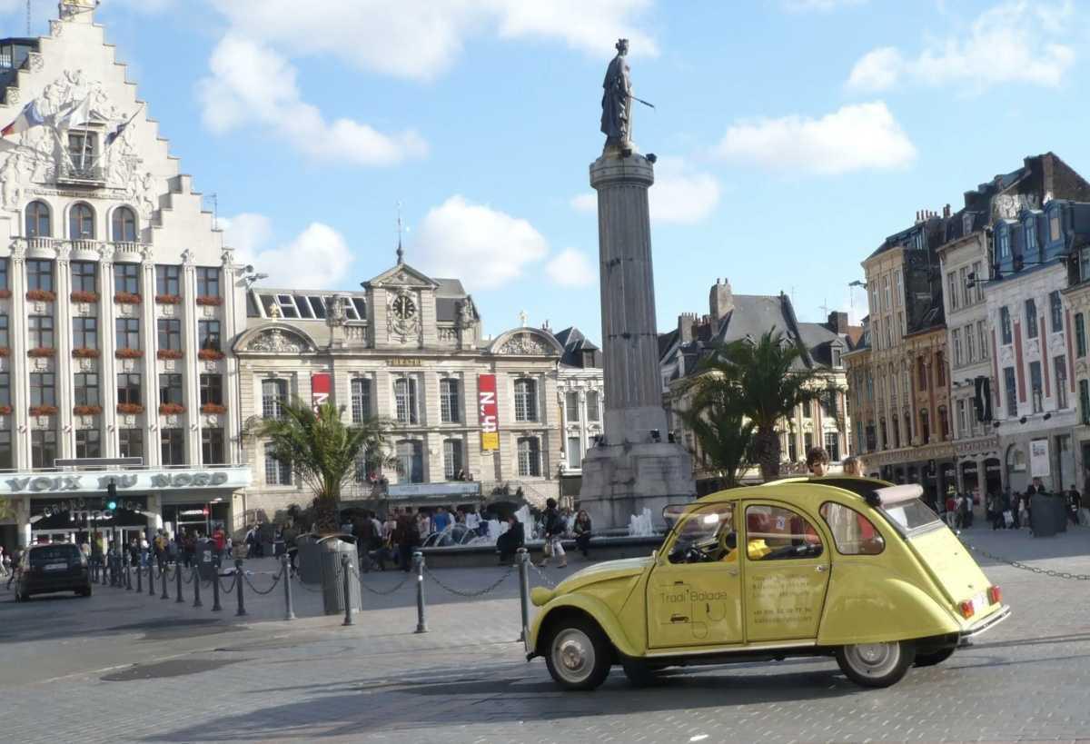 Visite de Lille en Citroën 2CV décapotable