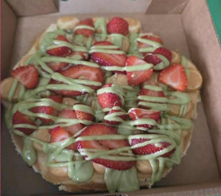 Pistachio sauce with fresh Strawberries