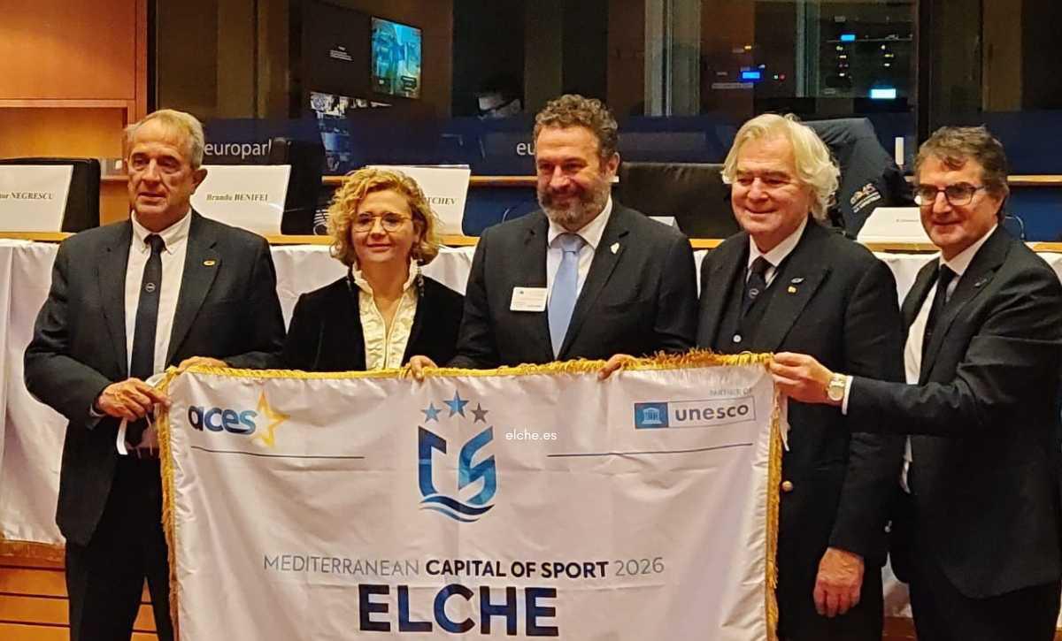 Elche recibe la bandera que acredita la Capital Mediterránea del Deporte en 2026