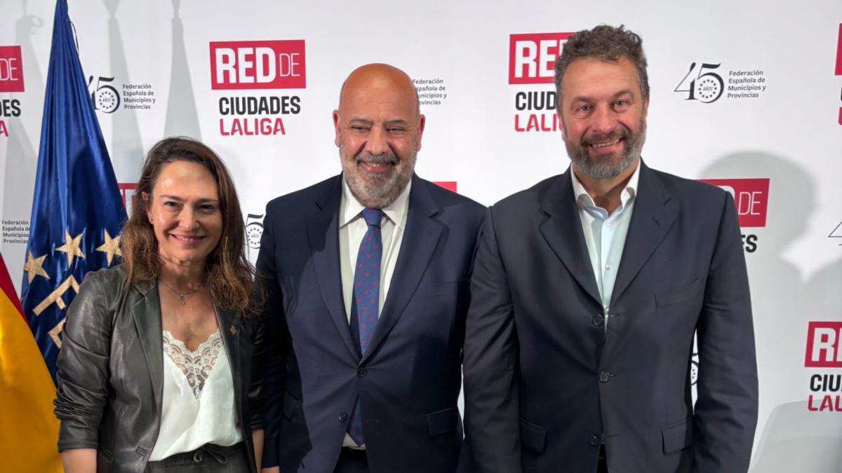 La LIGA y la FEMP crean una red de ciudades para combatir el odio a través del fútbol