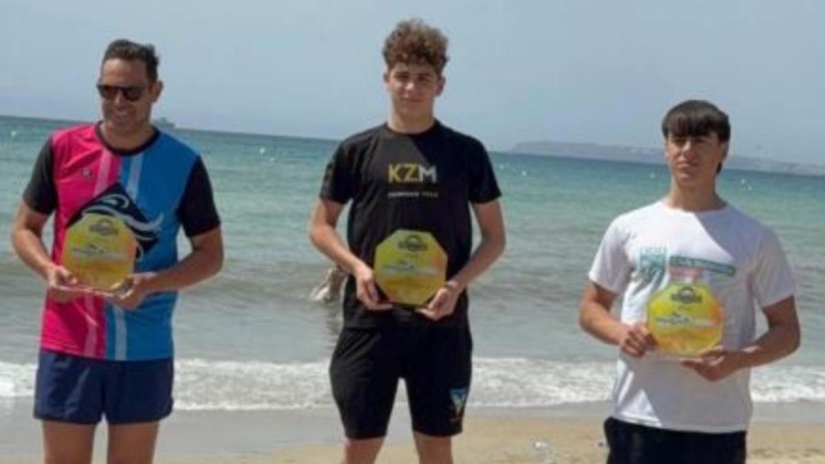 Manuel Martínez Guillén, del Elche Club Natación KZM, vence en la Travesía La Cantera-Playa de la Albufereta de Alicante Manuel Martínez Guillén, del Elche Club Natación KZM, vence en la Travesía La Cantera-Playa de la Albufereta de Alicante