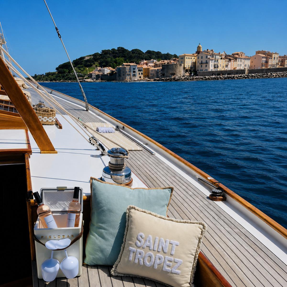 Hermitage : l'élégance intemporelle d'un voilier d'exception au départ de Saint-Tropez Hermitage : l'élégance intemporelle d'un voilier d'exception au départ de Saint-Tropez